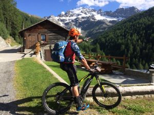 In Alta Valtellina si pedala al cospetto di montagne imponenti