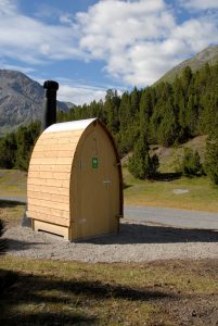 La struttura della toilette Kazuba è pensata per essere compatibile anche con l'inserimento in ambienti naturali