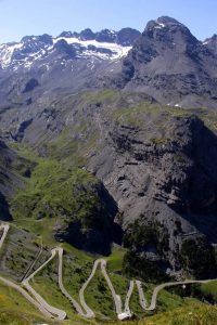 I tornanti dello Stelvio permettono di "conquistare" il Passo in uno straordinario scenario ambientale