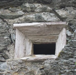Una delle feritoie da cui si affacciavano le bocche da fuoco austro-ungariche nella zona del Passo dello Stelvio