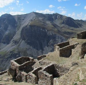 Il villaggio militare del Filon dei Mot è spettacolare per la conformazione e per la posizione panoramica sulla Valle del Braulio Il villaggio militare del Filon dei Mot è spettacolare per la conformazione e per la posizione panoramica sulla Valle del Braulio