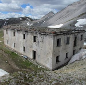 La caserma di Forcola era stata costruita poco sotto la Bocchetta omonima, al riparo dal tiro delle artiglierie imperiali